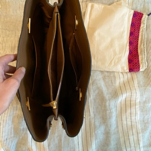 TORY BURCH Carson Leather Tote - Picture 10 of 14